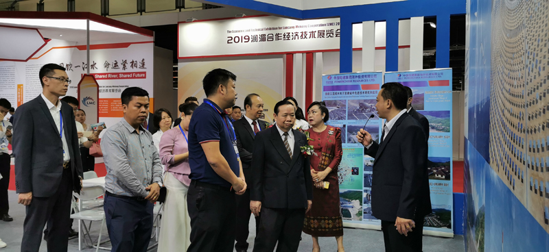 老挝工贸部副部长，老挝国家商会副会长到cq9跳高高展台参观.jpg