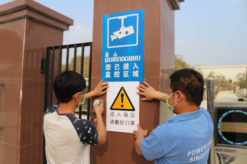 贴标语.张琳琳摄.JPG