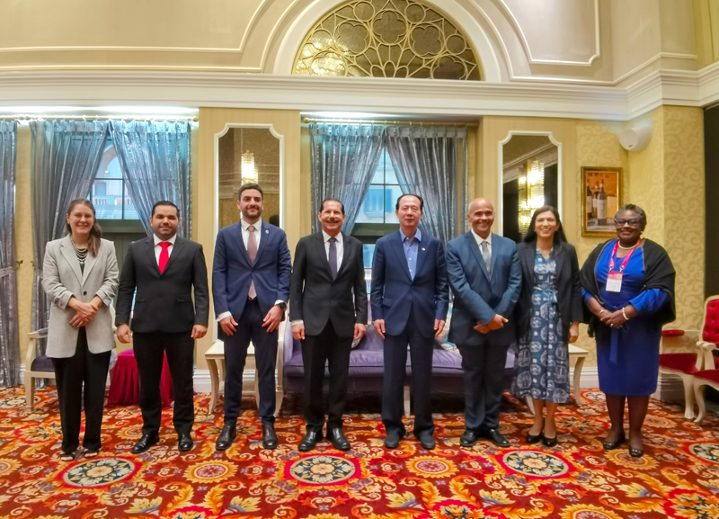 丁焰章与拉美国家部长级嘉宾会谈后合影(1).jpg