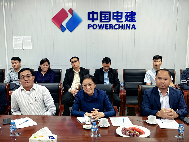 巴妮副主席听取汇报.jpg